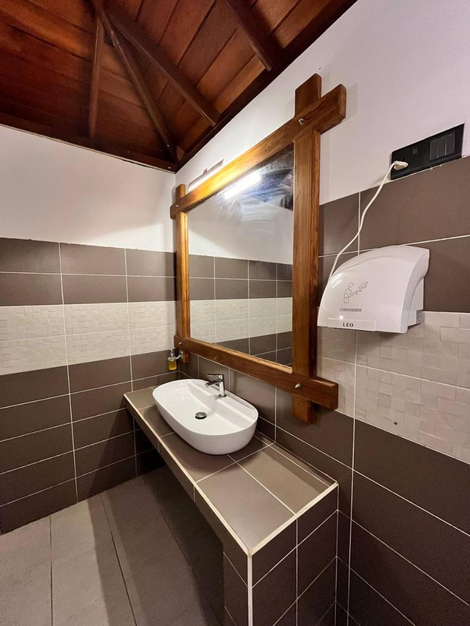 Nn Beach Resort & Spa Nilaveli Buitenkant foto