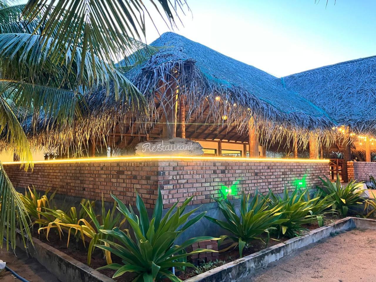 Nn Beach Resort & Spa Nilaveli Buitenkant foto