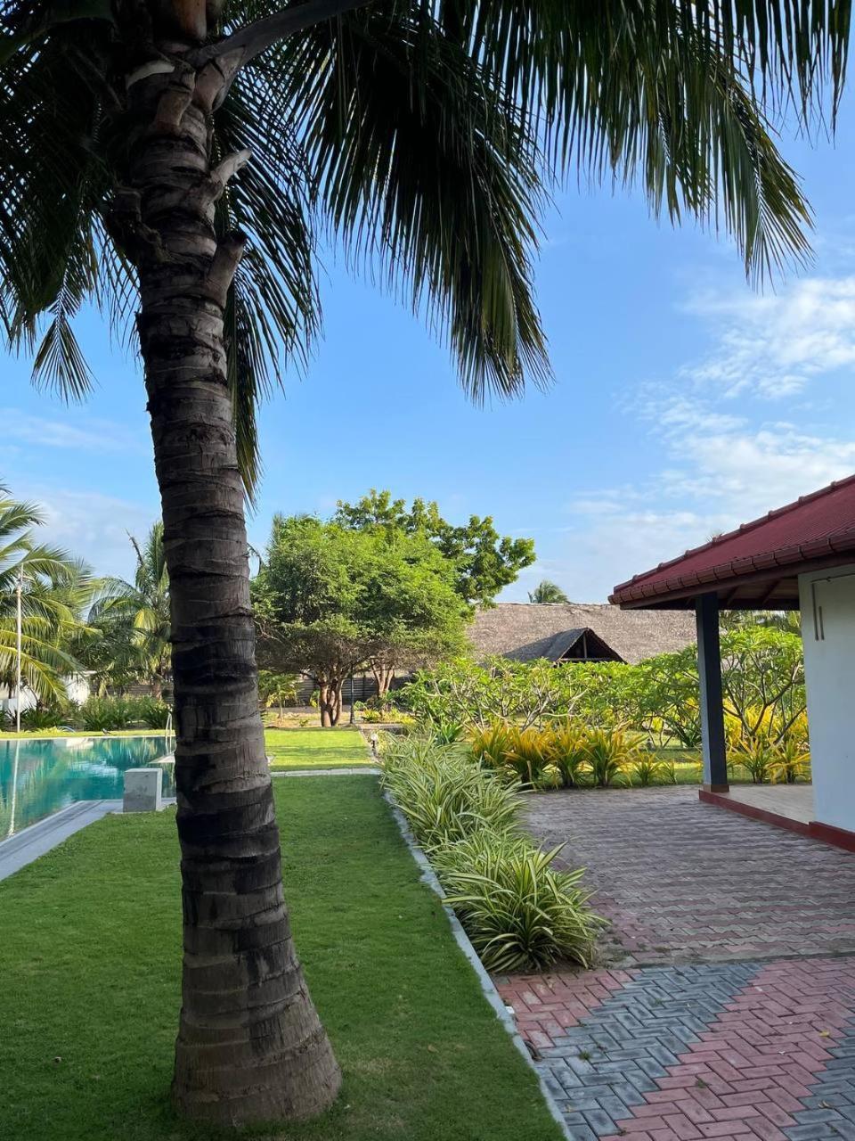 Nn Beach Resort & Spa Nilaveli Buitenkant foto