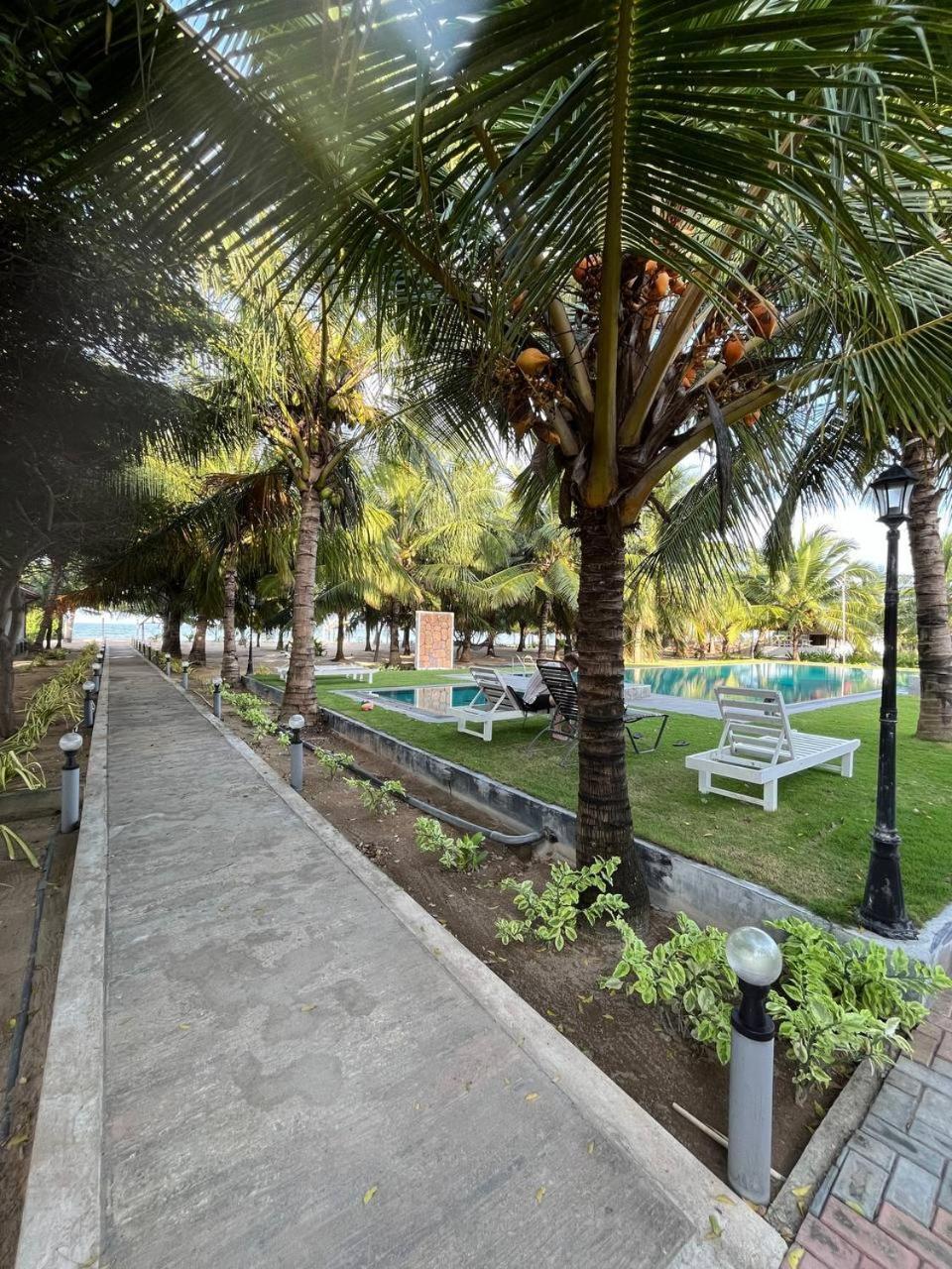 Nn Beach Resort & Spa Nilaveli Buitenkant foto