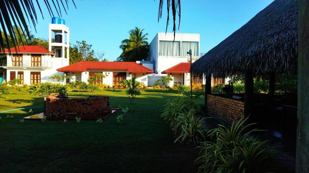 Nn Beach Resort & Spa Nilaveli Buitenkant foto